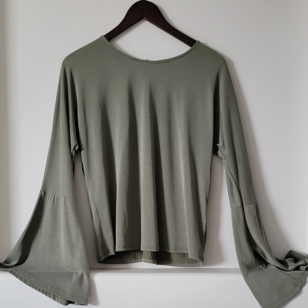 Design Lab bell-sleeved top. Size M. Green.